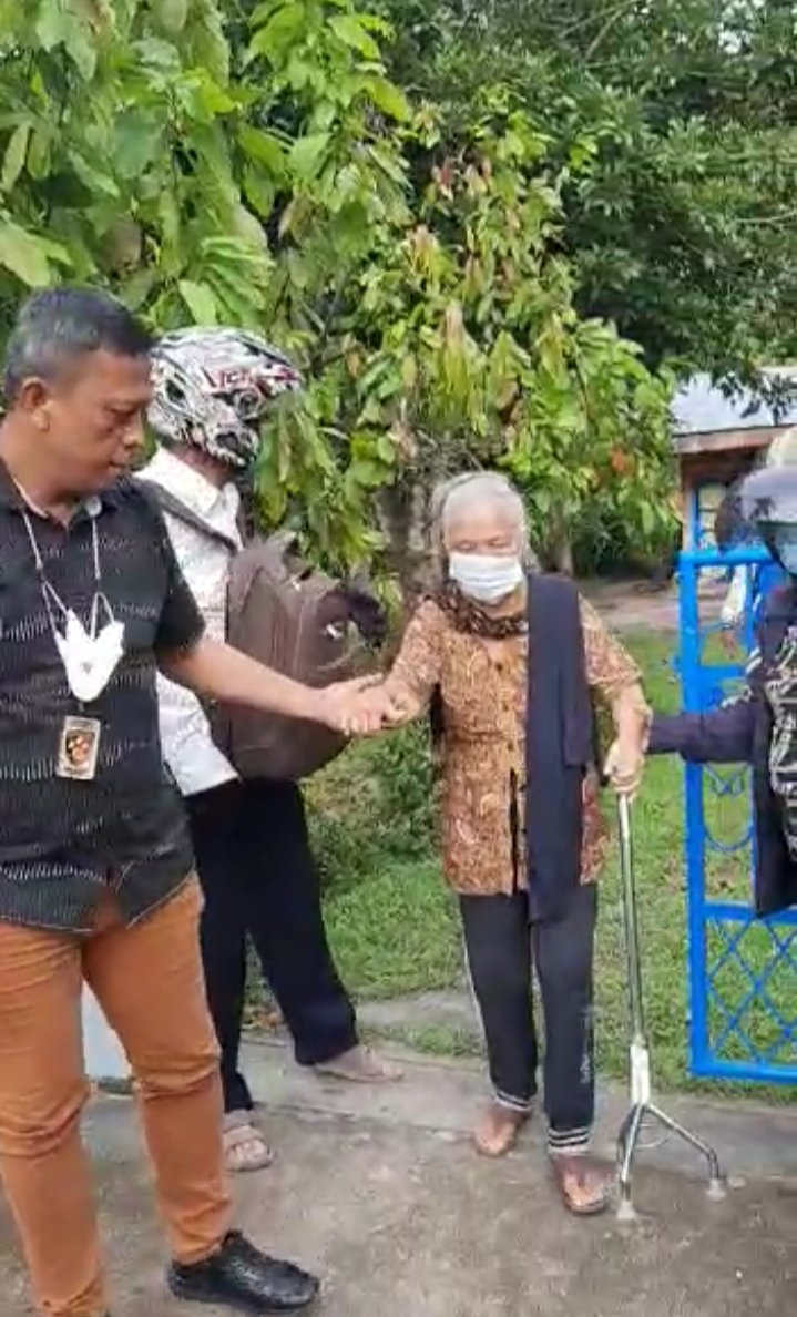 Aksi Humanis Personil Polres Asahan Gunakan Mobil Pribadi Antar Jemput Warga Untuk Vaksin