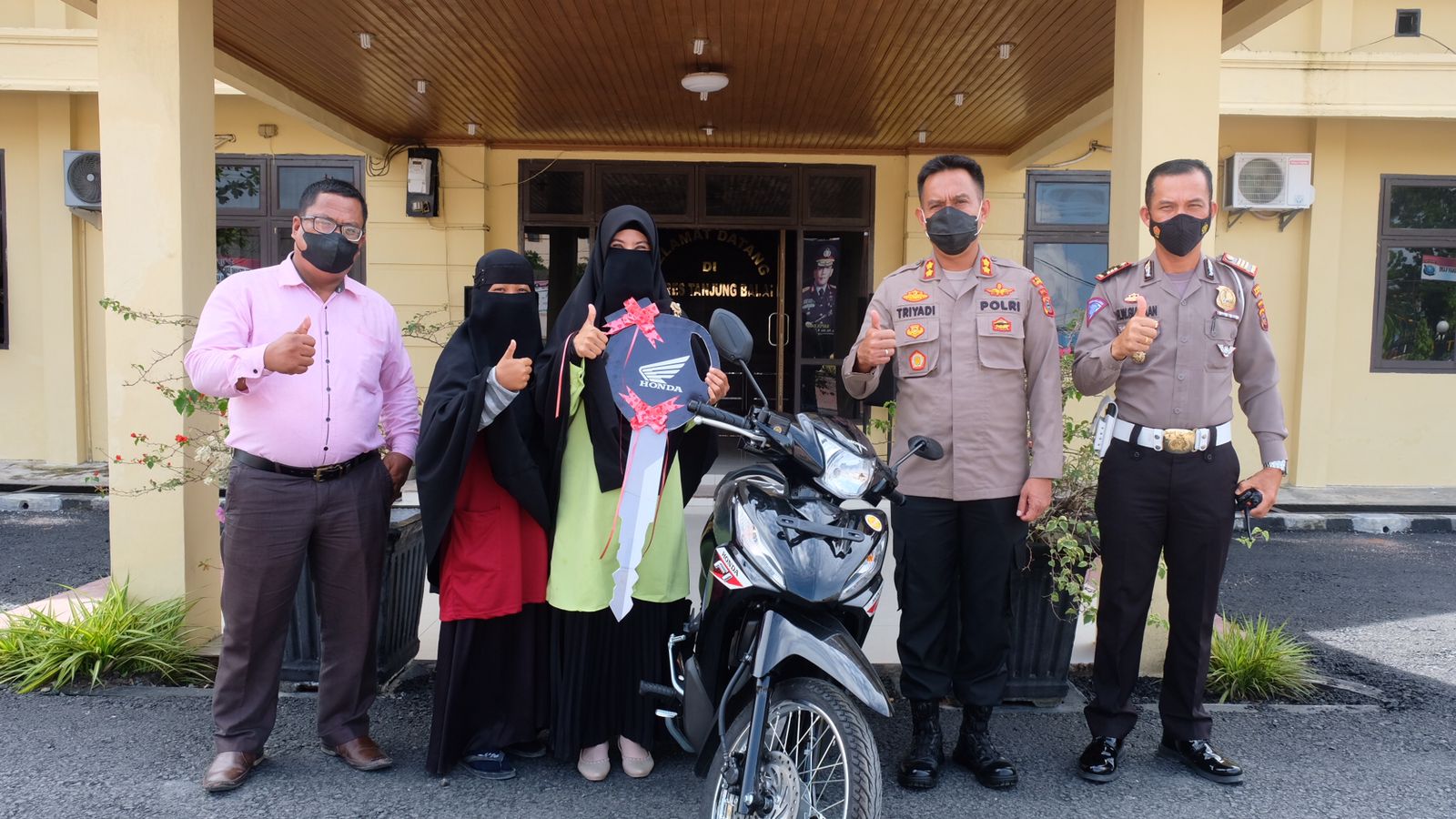 Kapolres Tanjung Balai Serahkan Hadiah Utama Sepeda Motor Vaksinasi Massal