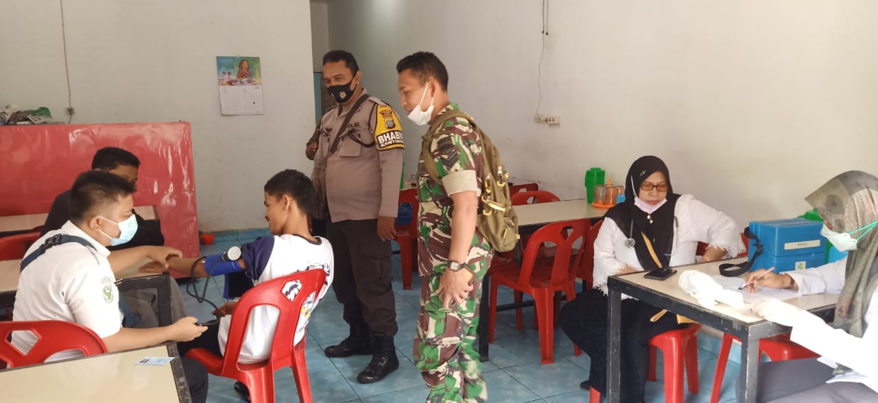 Polsek Bandar Pulau Polres Asahan DDS Monitoring dan Memobilisasi Masyarakat Desa Padang Pulau untuk di Vaksin
