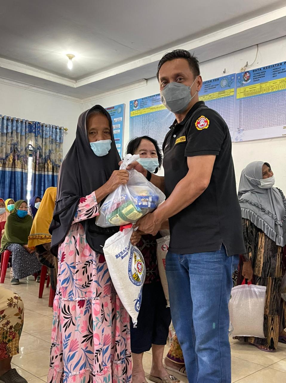 Ketua Karang Taruna Sumut Dedi Dermawan  Bagikan Sembako kepada 100 Wanita Jompo di Desa Percut