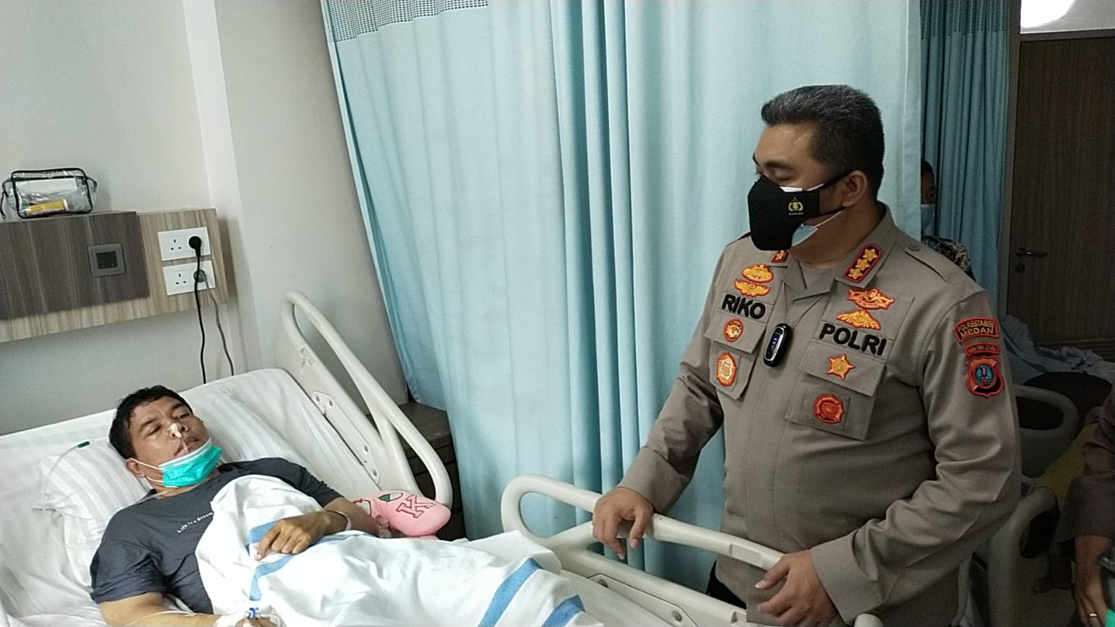 Kapolrestabes Medan Jenguk Aiptu Ramlen yang Terserang Stroke Saat PAM Vaksinasi