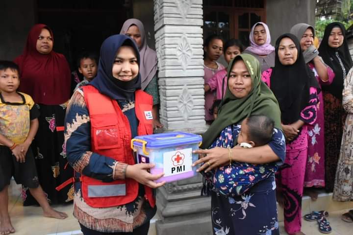 KETUA PMI MADINA BANTU KORBAN BANJIR