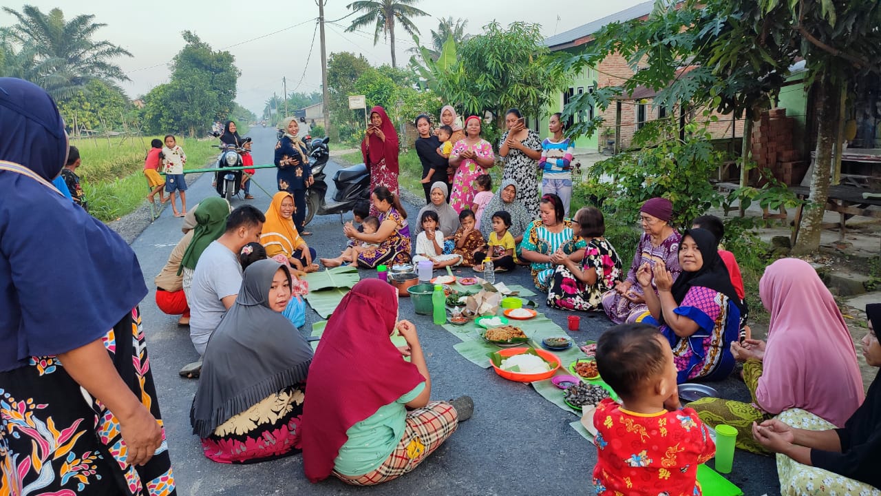 Warga Dusun 7B Syukuran Jalan Diaspal, Masyarakat Ucapkan Terima Kasih Kepada Bupati Deliserdang