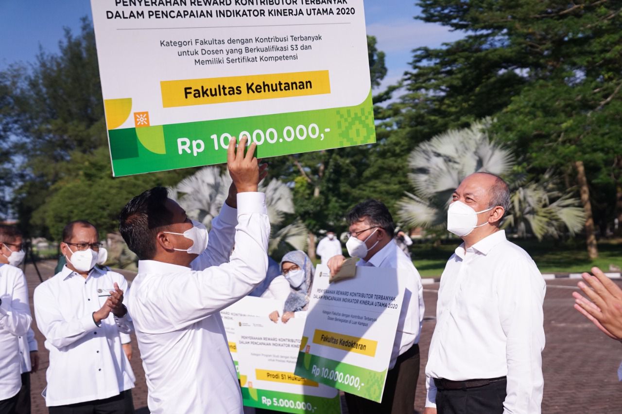 Rektor USU Beri Penghargaan Bagi Program Studi dan Fakultas Berprestasi