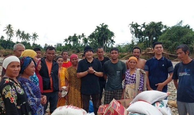 KETUA DPRD MADINA NAIK PERAHU BER JAM-JAM BANTU KORBAN BANJIR SULANGALING