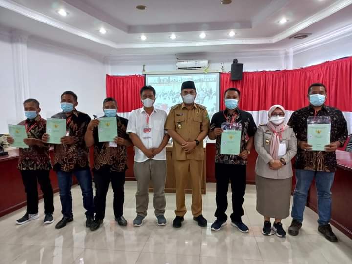 BUPATI MADINA MENYERAHKAN SERTIFIKAT GRATIS SECARA SIMBOLIS