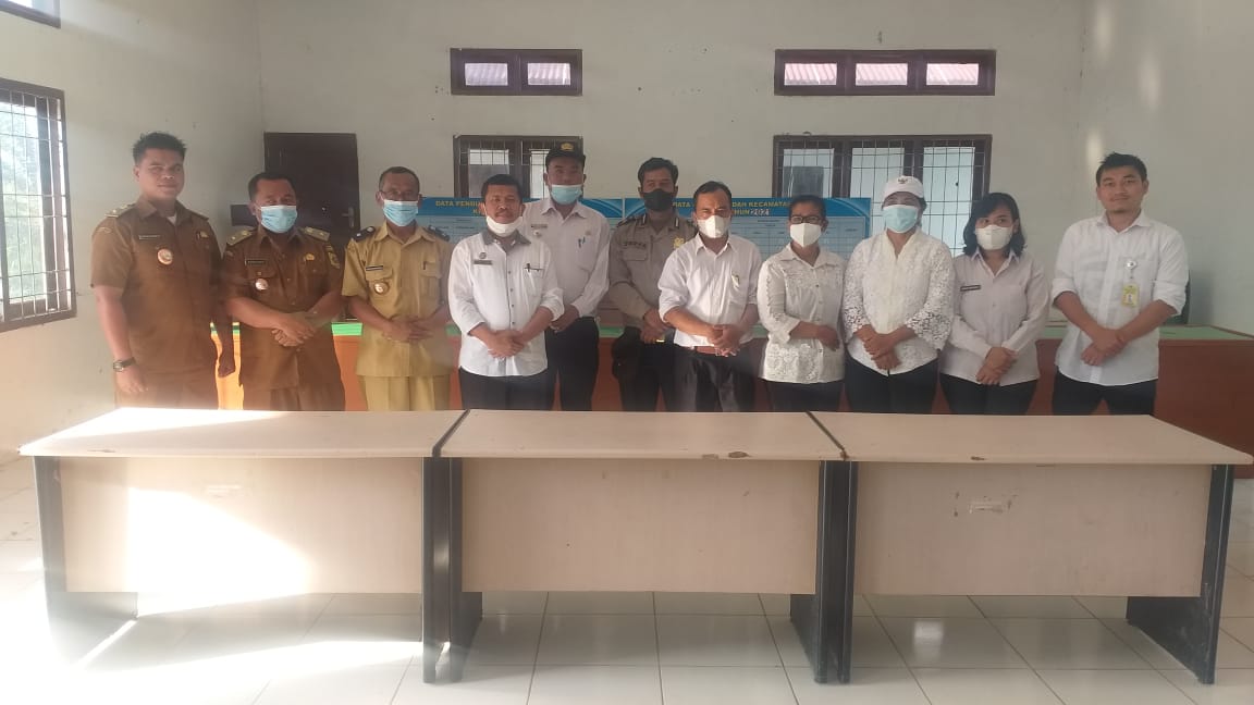 Tiga Kepala Desa Kecamatan TinadaÂ   Laksanakan Sertijab Di Aula Camat