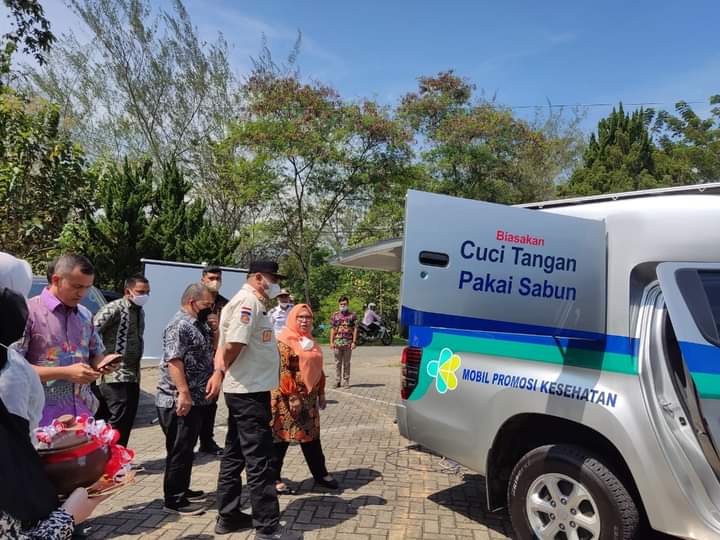 Bupati Madina Serahkan Mobil Promosi Kesehatan