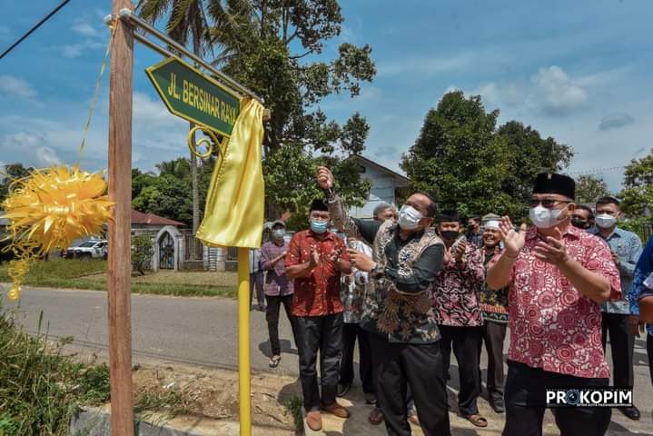 Walikota Padangsidimpuan Irsan Efendi Nasution Resmikan jalan Bersinar Raya