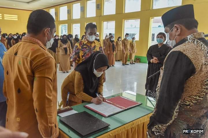 Wali Kota Padangsidimpuan Irsan Efendi Nasution mengukuhkan 182 Apratur Sipil Negara