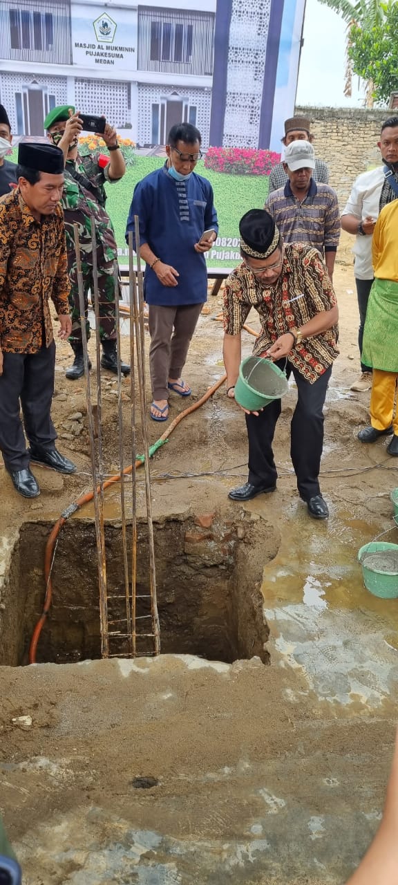 Ketua Pendawa Sumut Ruslan Lakukan Pengecoran Masjid Al Mukminin
