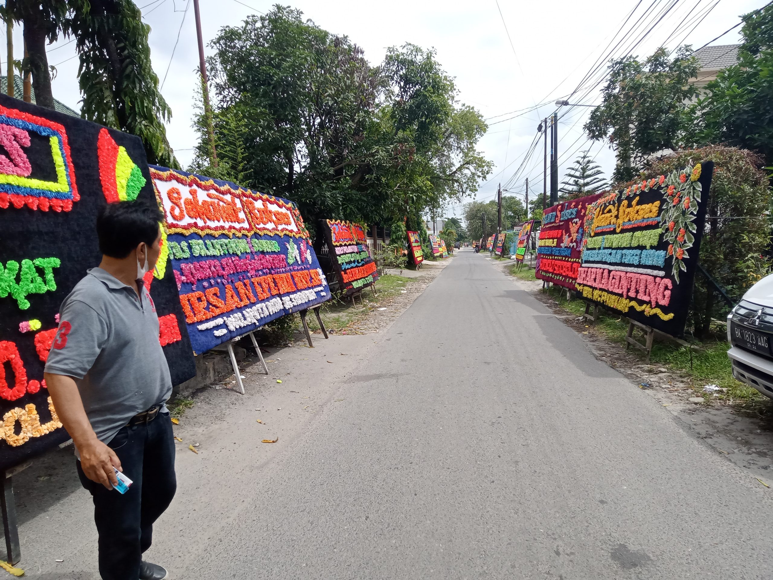 Syukuran Pelantikan Rianto SH Sebagai Advokat, Ratusan Papan Bunga Berjejer di Sei Berantas