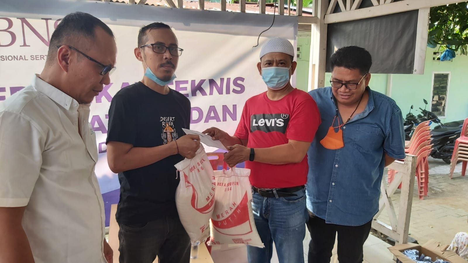 Ibu Kandung PU Metro 24 Jam Meninggal, Ketua Pewarta Melayat dan Berikan Santunan