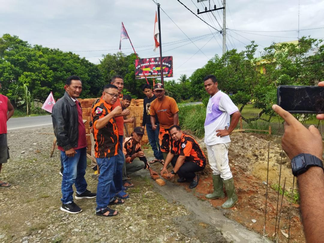 Ketua PAC PP Kec.Binjai Rusli Letakkan Batu Pertama Pembangunan Posko PAC PP Kec. Binjai