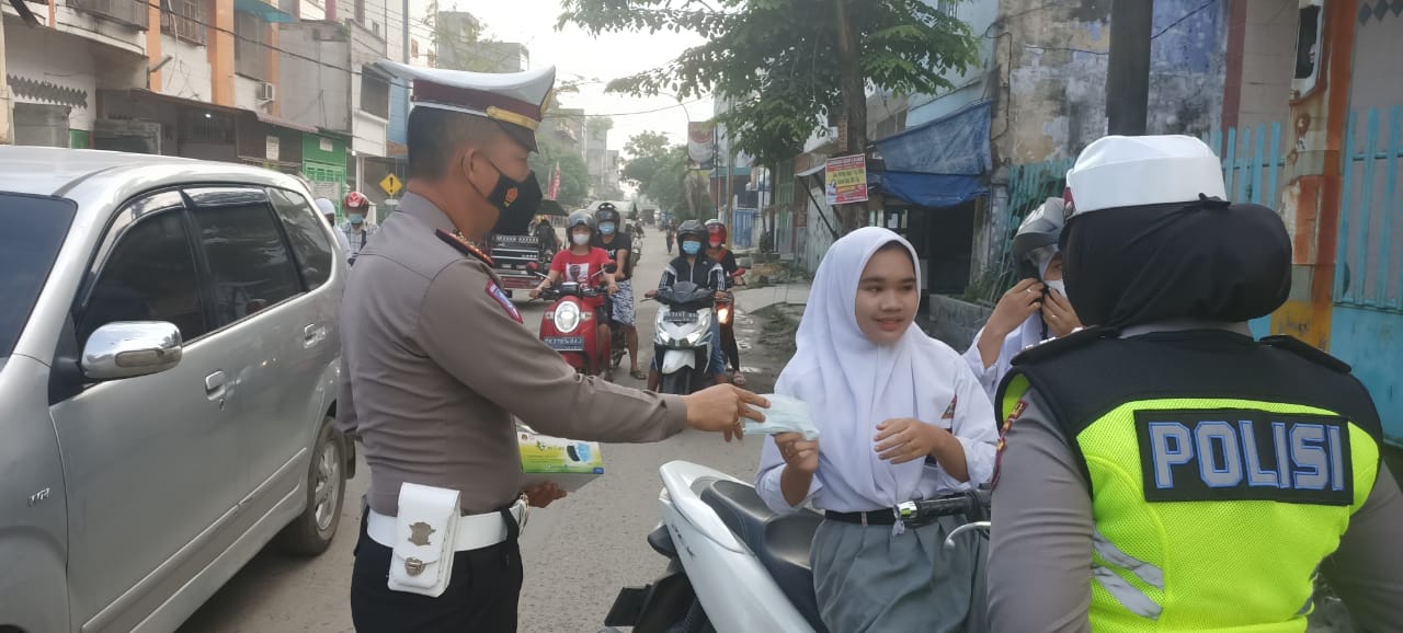 Kasat Lantas Pimpin Bagi Masker Gratis Kepada Masyarakat