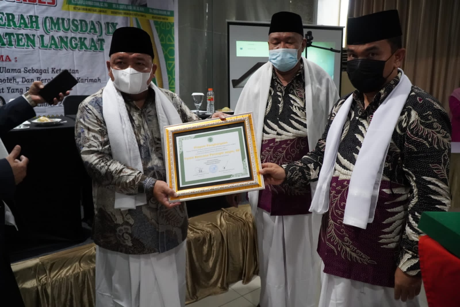 Ketua MUI Langkat Beri Penghargaan Kepada Tokoh Sumut dan Langkat