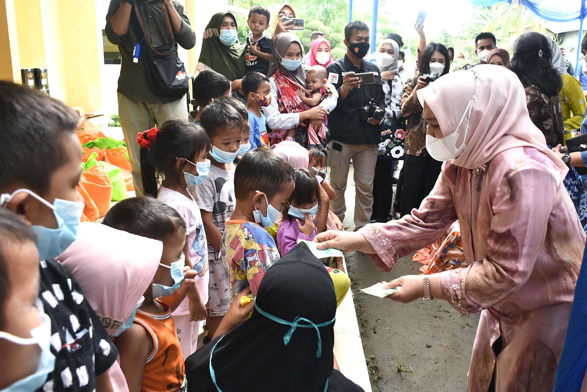 Peringati Hari Ibu,  Ketua TP PKK Sumut Salurkan Bantuan