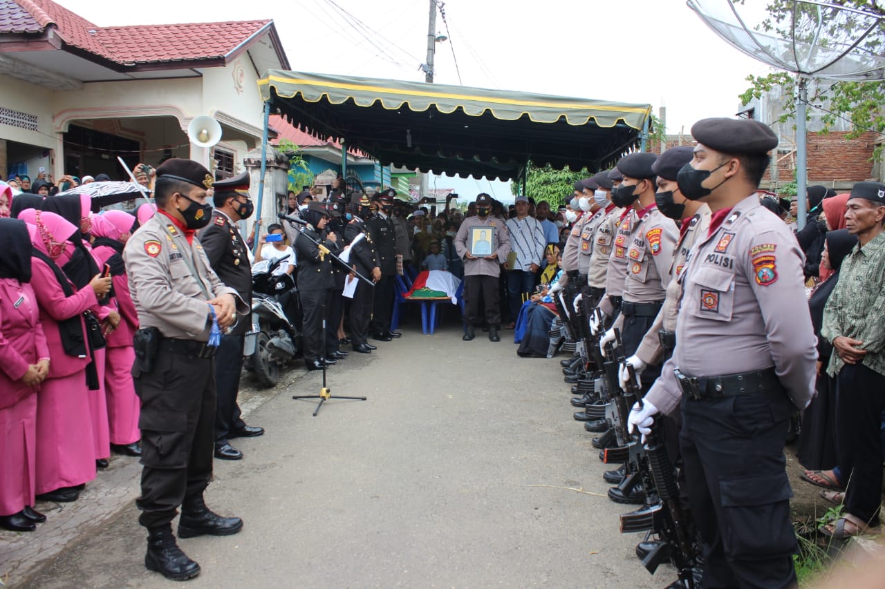Prosesi Pemakaman Personelnya,  Kapolres AKBP Juliani Prihartini Menjadi Irup
