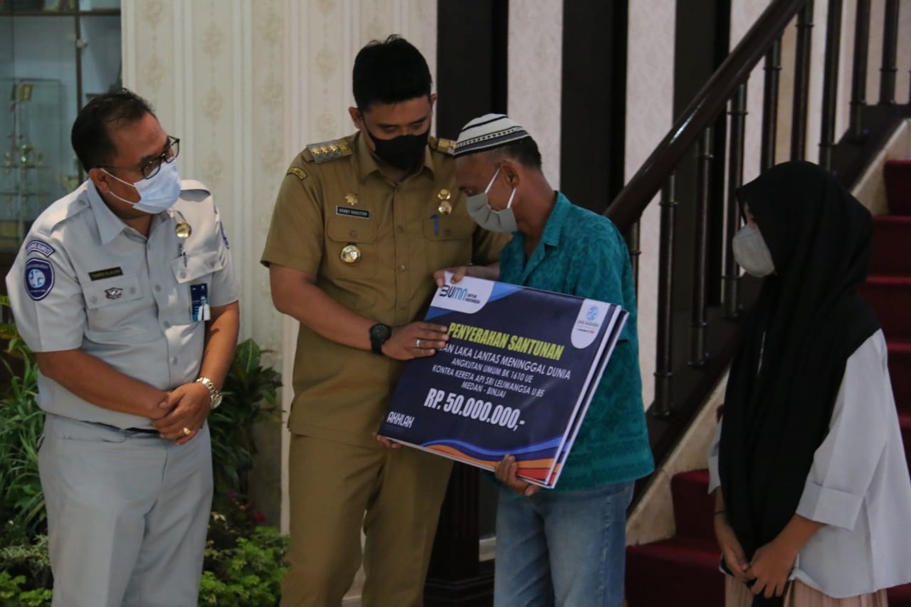 Wali Kota Medan Bobby Nasution Serahkan Santunan ke Keluarga Korban Lakalantas Kereta Api dengan Angkutan Umum