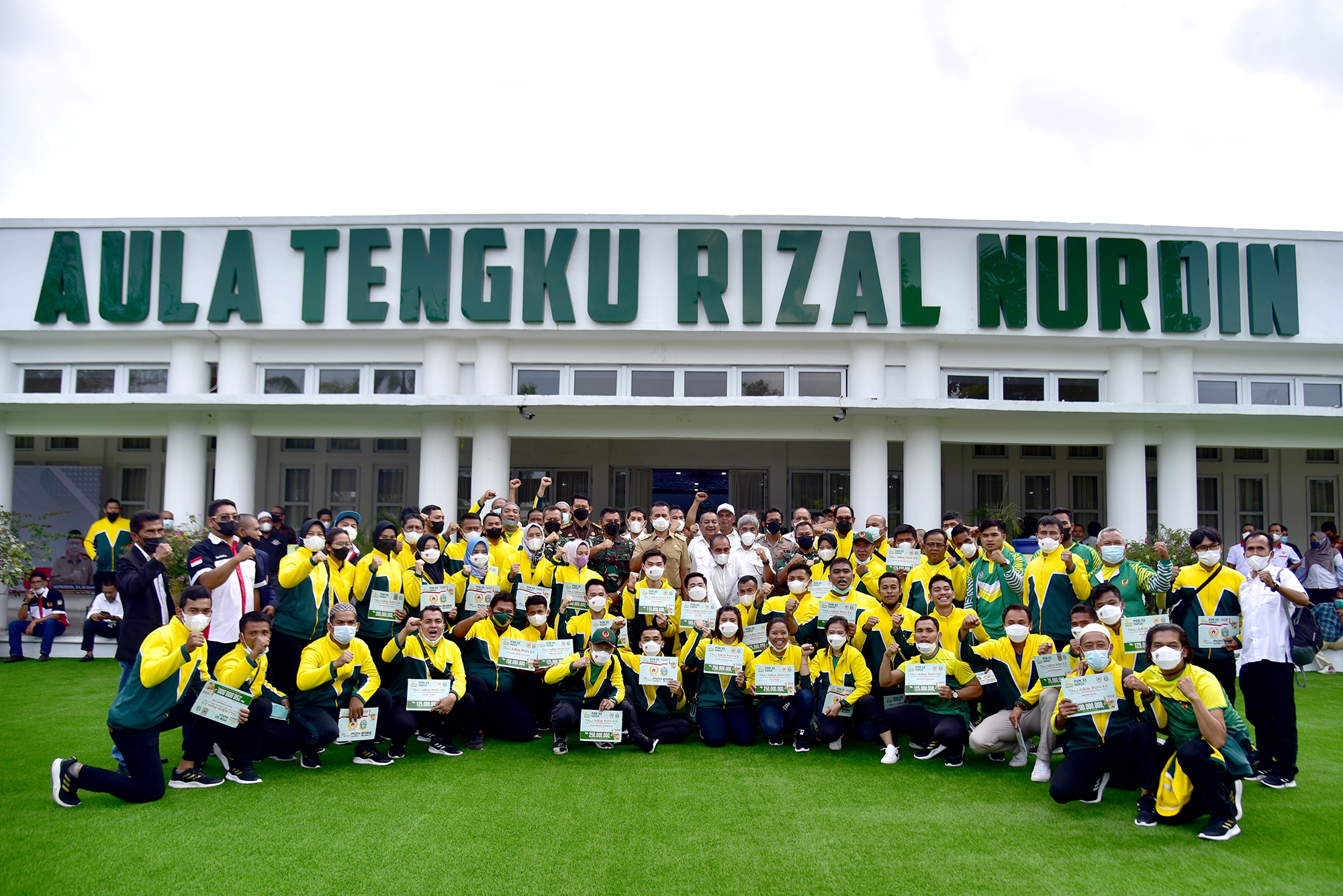 Edy Rahmayadi Serahkan Bonus Atlet PON XX Papua, Ini Jumlahnya Fantastis