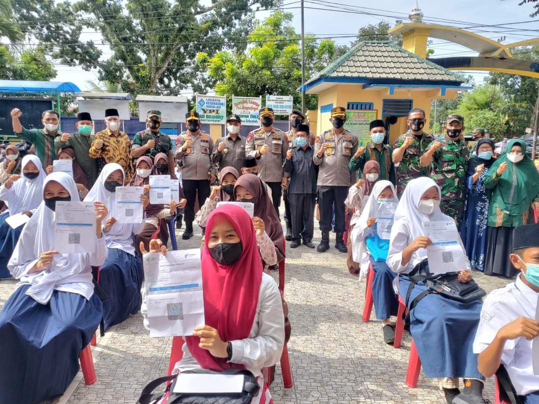 Bupati Labuhanbatu Dampingi Kapolda Sumut Dalam  Vaksinasi Covid-19 di MTS Nur Ibrahimi Rantauprapat