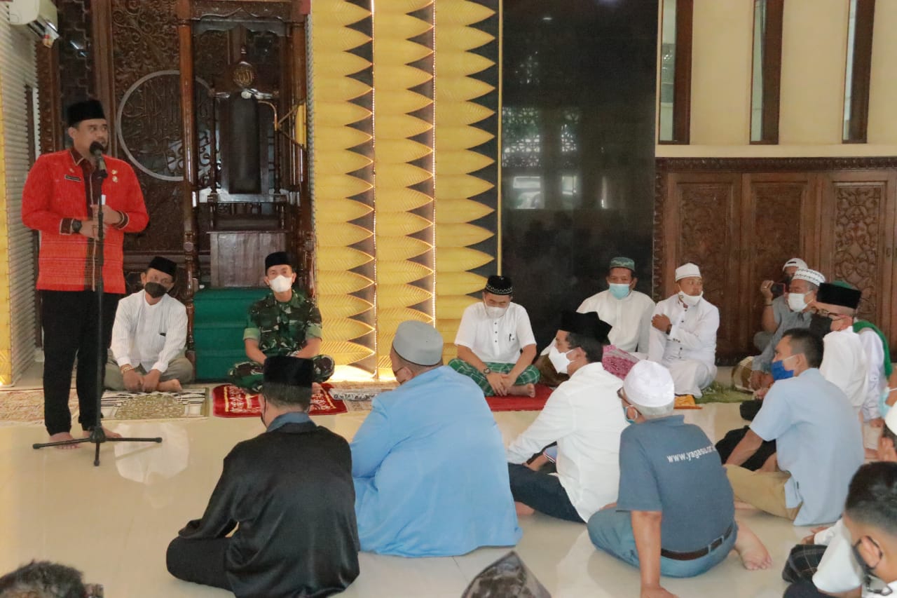 Safari Jumat di Masjid Nurul Islam, Bobby Nasution Serahkan Akte Notaris Koperasi Masjid
