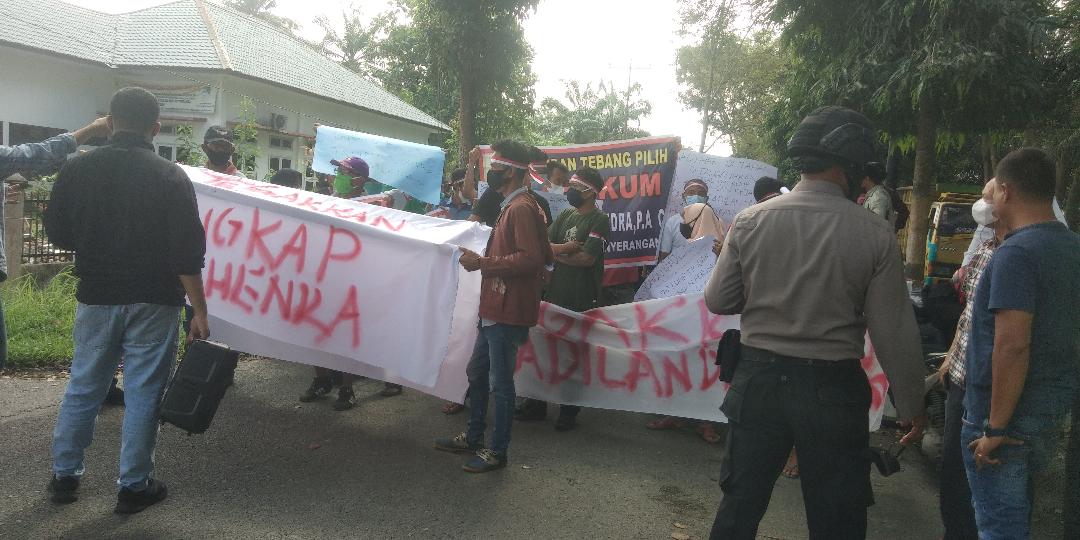 Ratusan Masyarakat Unjuk Rasa ke- Polres dan Kejari Langkat Minta Keadilan Hukum