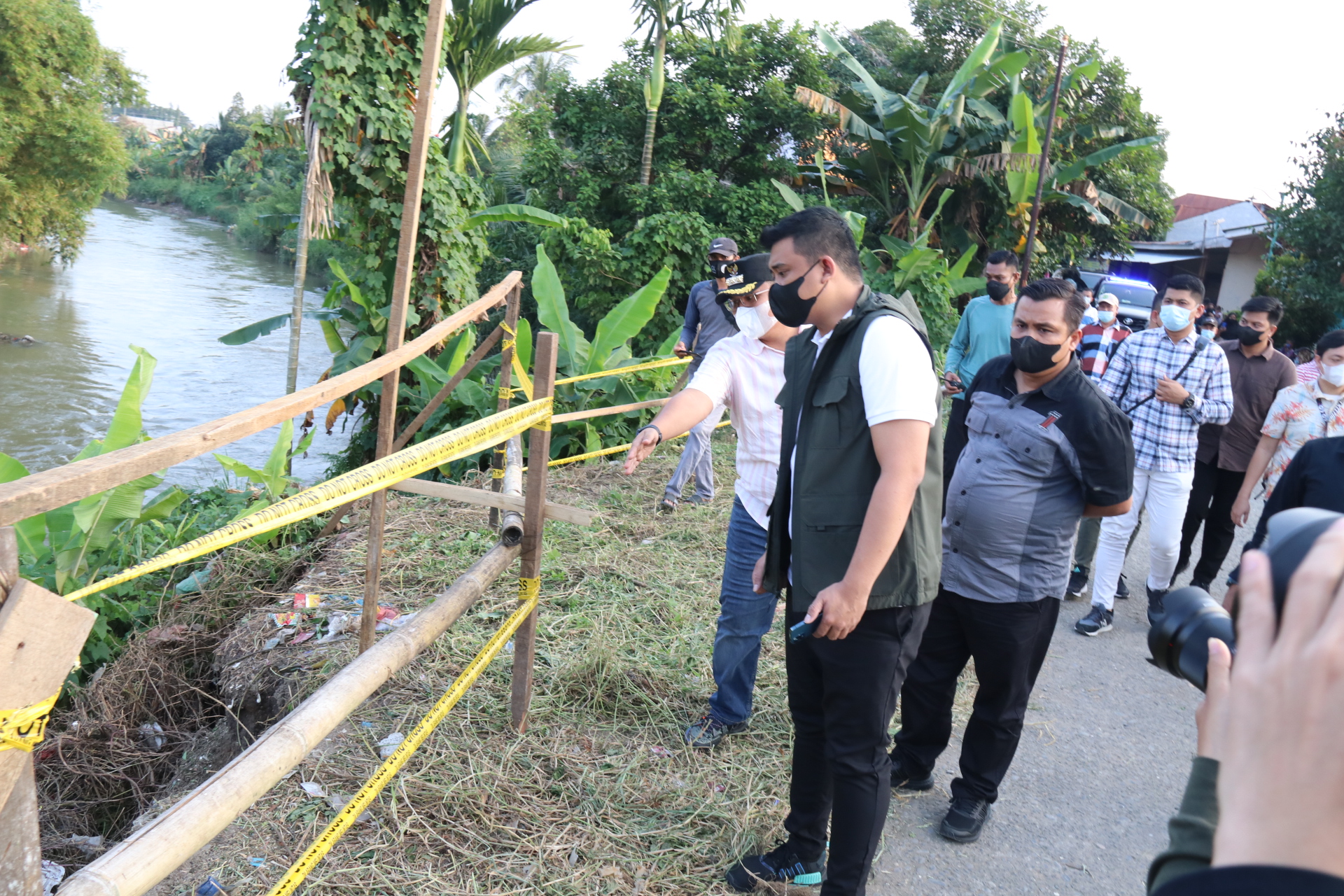Tindaklanjuti Keluhan Warga, Bobby Nasution Gercep Tinjau Jalanan Pinggir Sungai Denai Yang Rusak