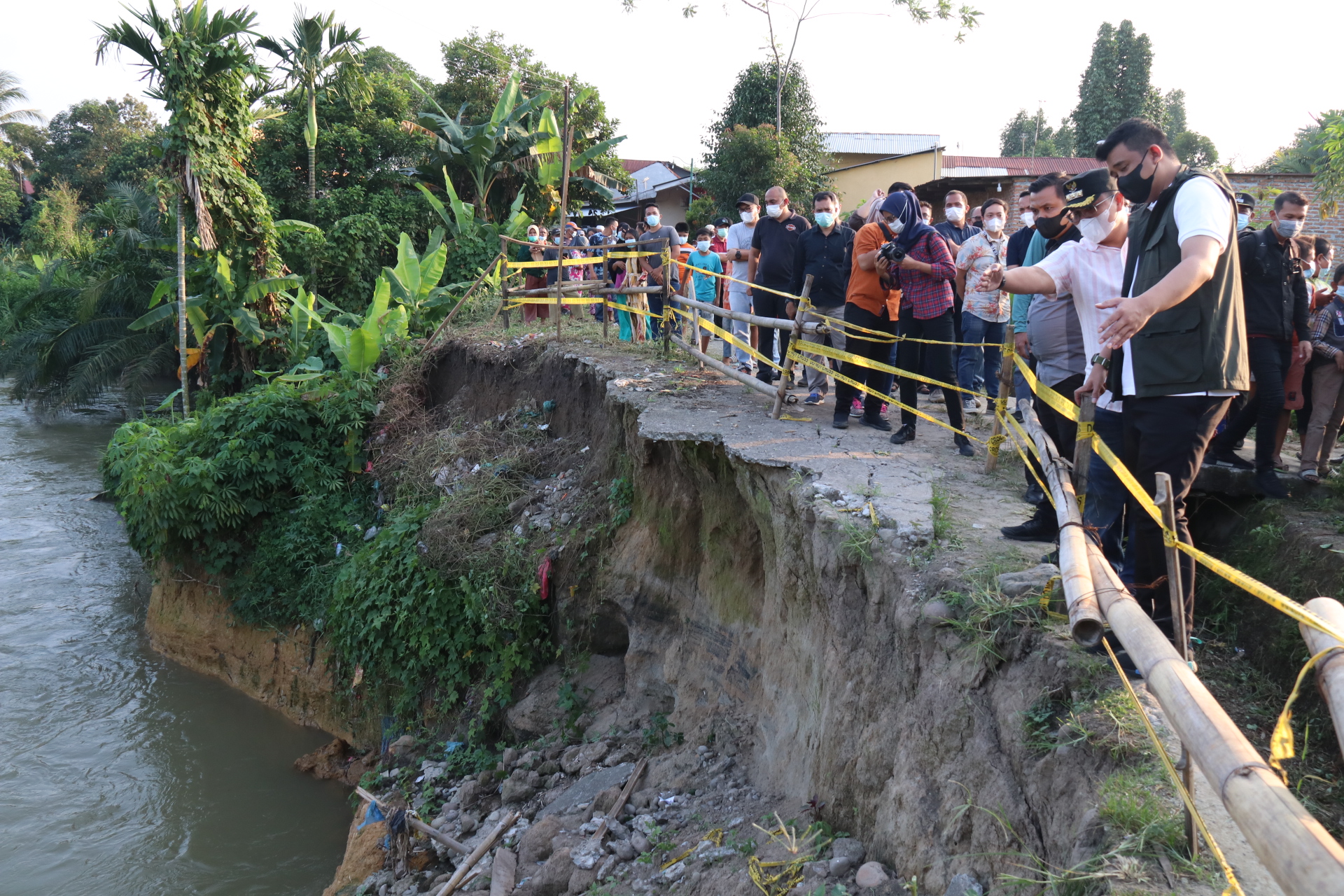 Tindaklanjuti Keluhan Warga, Bobby Nasution Gercep Tinjau Jalanan Pinggir Sungai Denai Yang Rusak Akibat  Tergerus Air Sungai