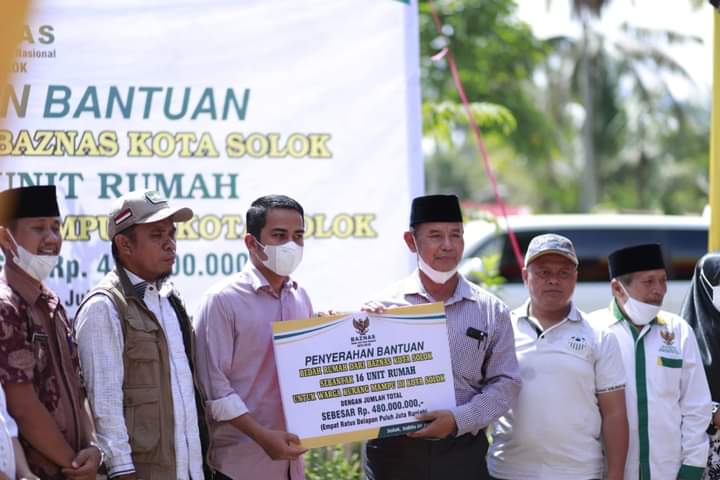 Wawako Solok Serahkan Kunci Bedah Rumah
