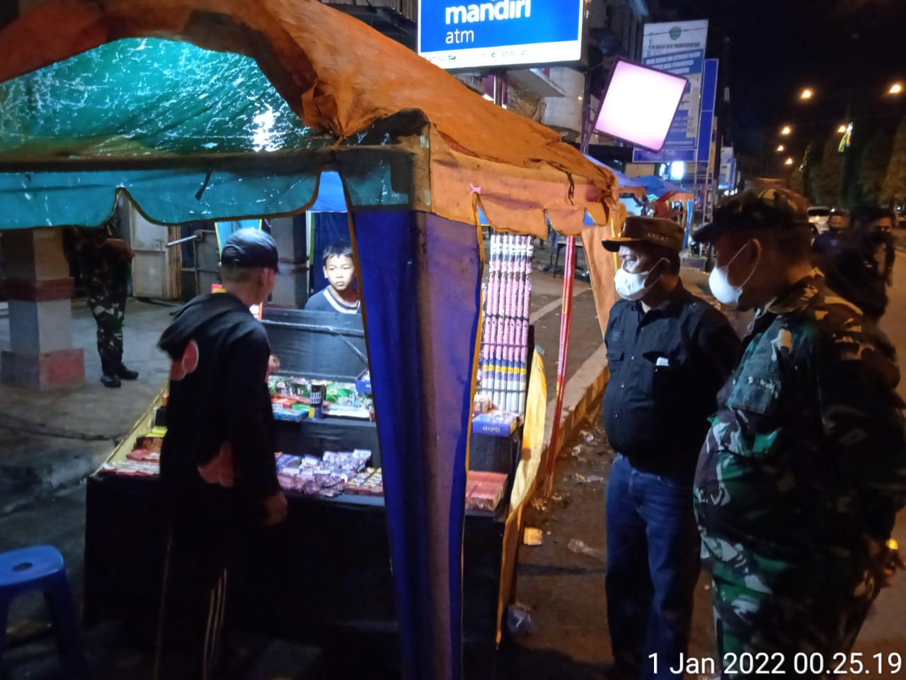 DANDIM0212/TS BERSAMA KASATPOL PP SIDIMPUAN TERJUN KE JALAN MENERTIBKAN WARGA YANG BERKERUMUN