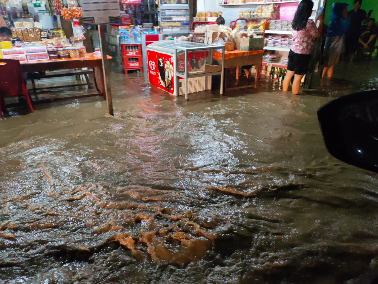 Hujan Deras dan Angin Kencang Beberapa Wilayah Toba Dilanda Banjir.