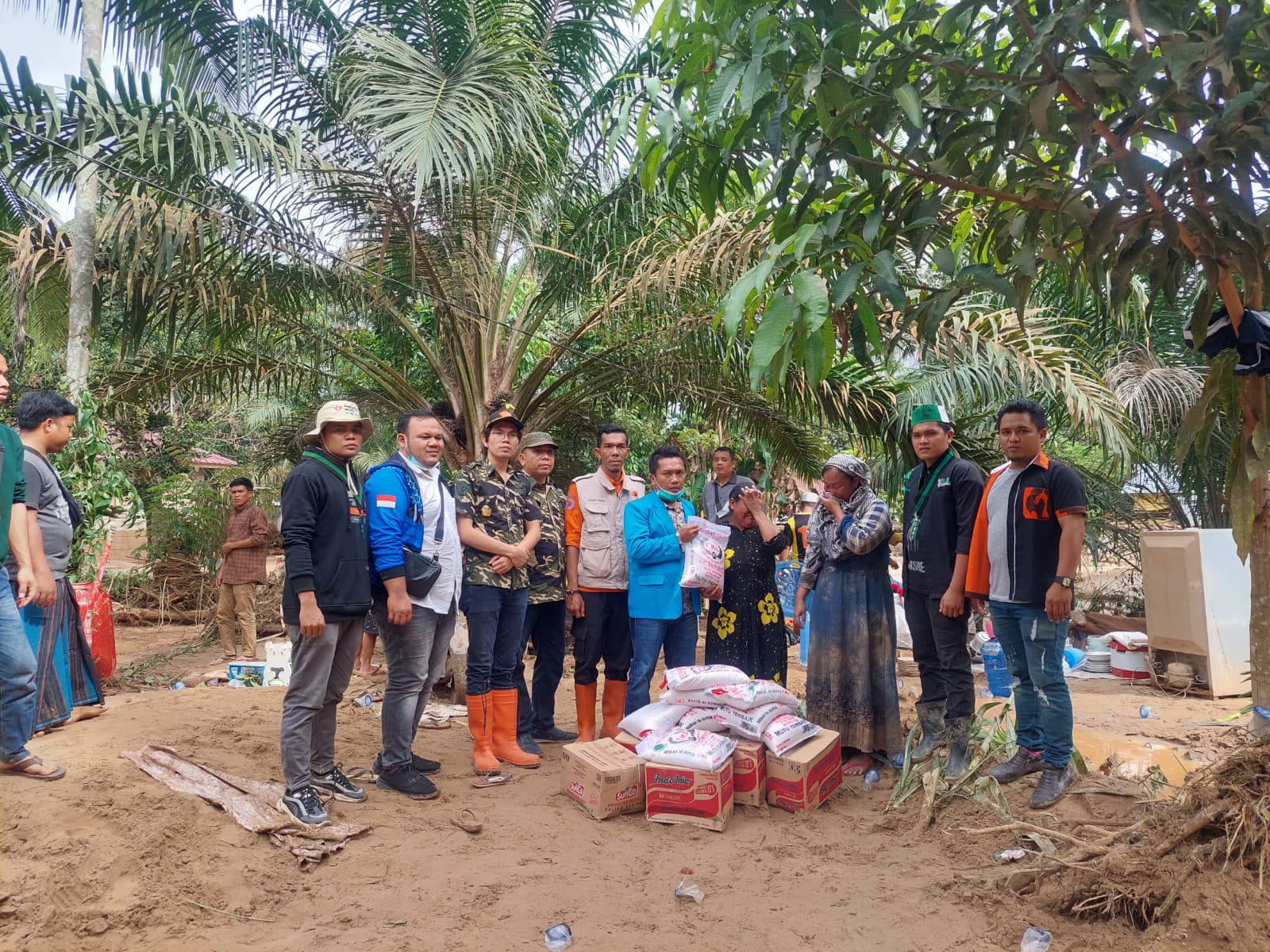DPD KNPI PADANG LAWAS OKP dan OKI SALURKAN BANTUAN KORBAN BANJIR BANDANG DI BATANG LUBUSUTAM