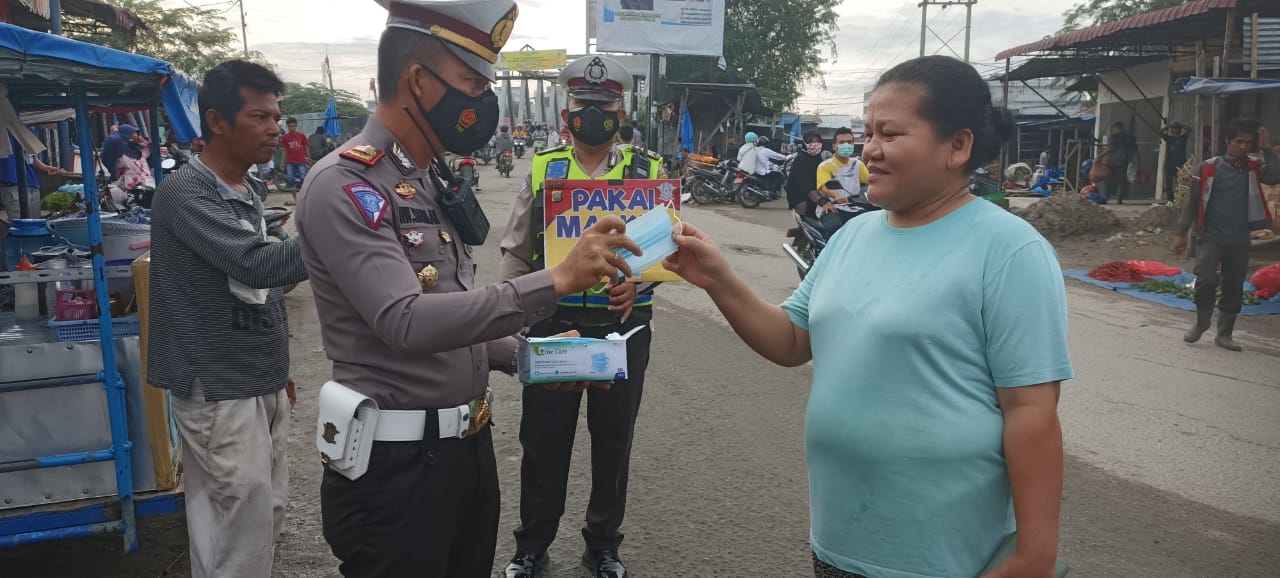 Polres Tanjung Balai Tetap Rutin Bagikan Masker Secara Gratis