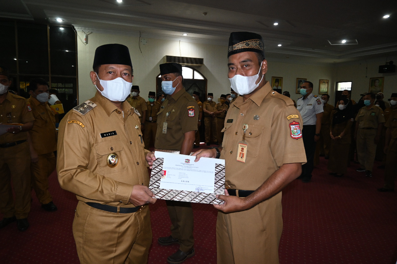 Plt. Walikota Tanjungbalai  Serahkan SK Kenaikan Pangkat