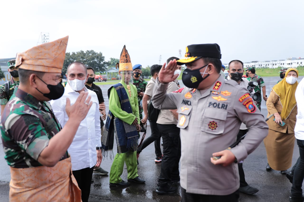 Kapolda Sumut Sambut Kedatangan KSAD di Lanud Soewondo