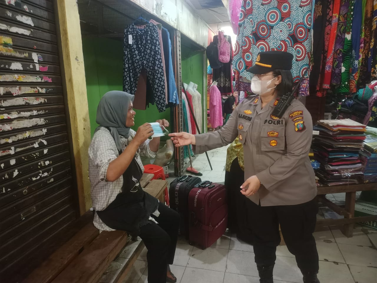 Polsek Medan Baru Sosialisasi Prokes dan Bagikan Masker Gratis  di Pasar Tradisional Pringgan