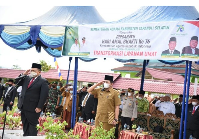 Dolly Pasaribu Pimpin Upacara HAB ke-76 Lapangan Pondok Pesantren Baharuddin Angkola Muaratais
