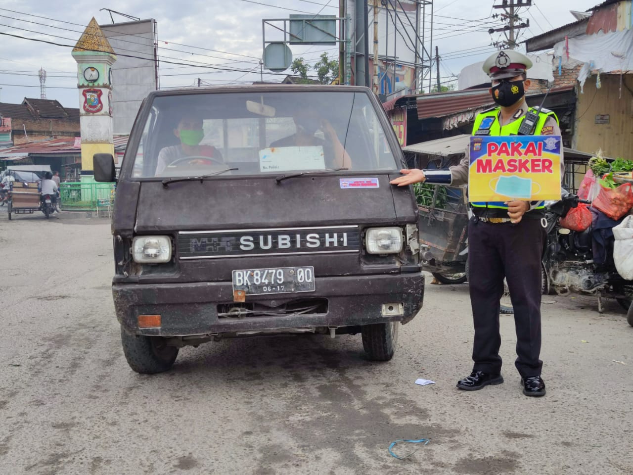 Kendaraan Melintas di Jln Gereja dan Jln Veteran Ditempeli Stiker 