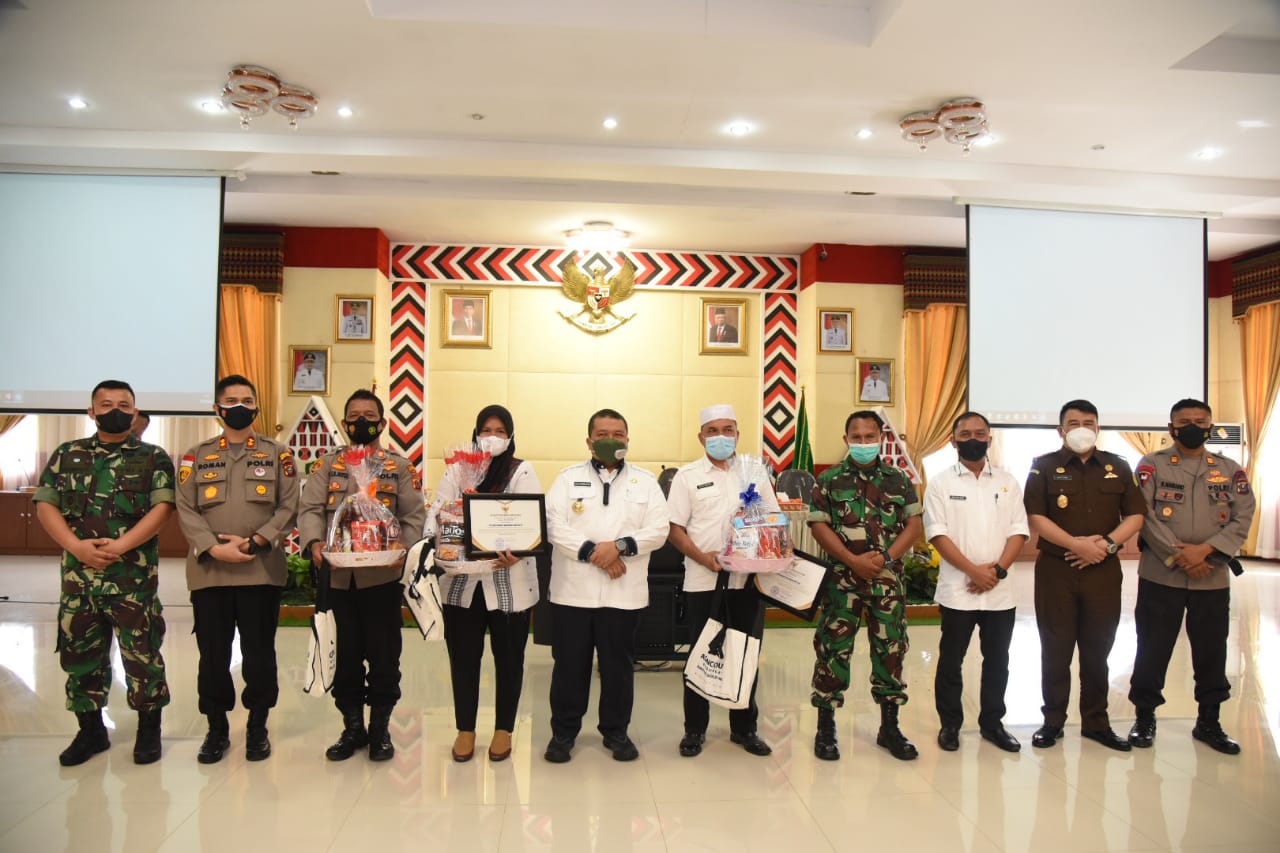 Kapolres Tapanuli Selatan Bersama Forkopimda Serahkan Piagam Penghargaan Kepada TNI-Polri Serta Forkopimca Dalam Penanganan Covid-19