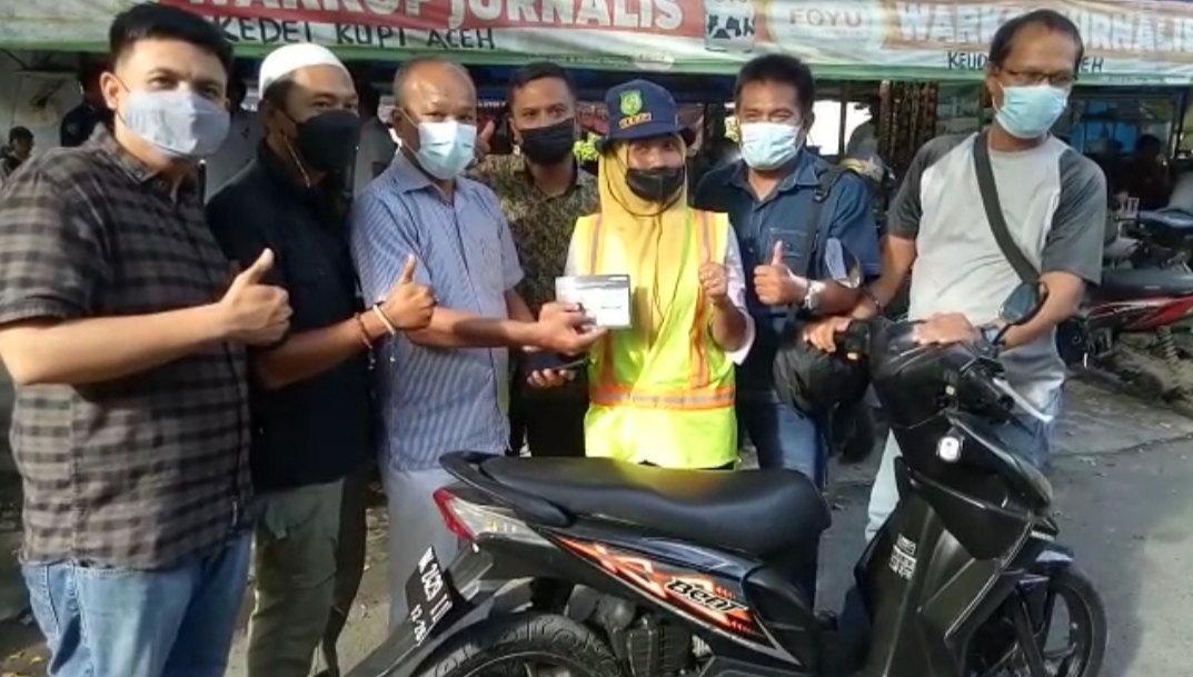 Jurnalis di Medan Bantu Sepedamotor untuk Suratinem Petugas Kebersihan