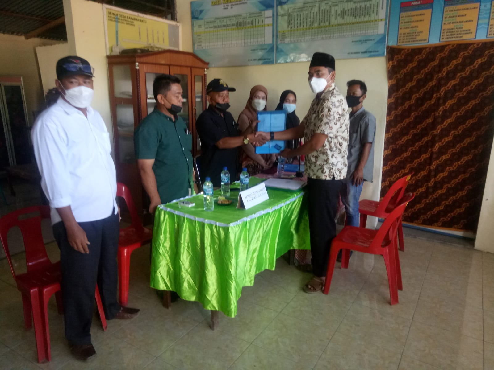 Pulahan Warga Desa Bakaran Batu Gendong Arifin Susilo Daftarkan Calon Kades