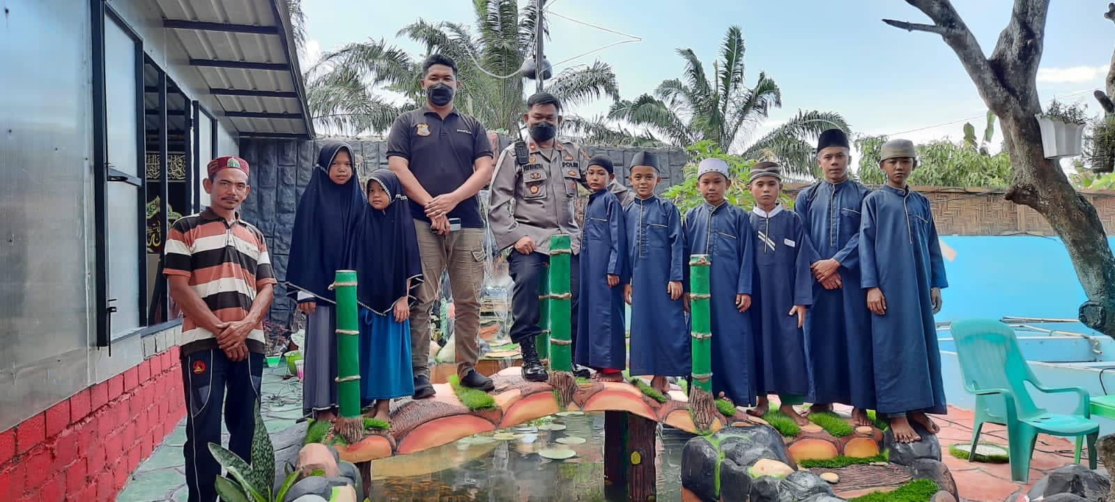 Waka Polres Belawan Kompol Herwansyah di Dampingi Brigadir Asrul Pantau Vaksinasi di Kec. Hamparan Perak