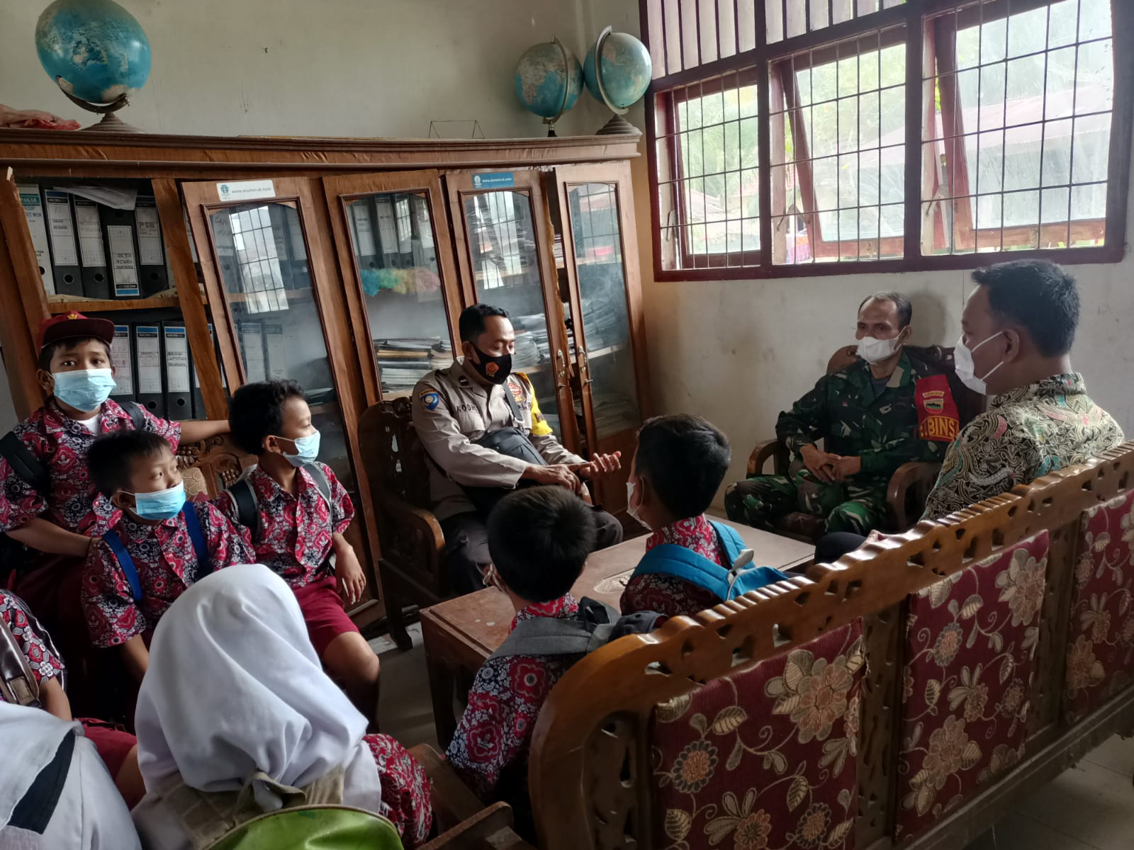Bhabinkamtibmas Polsek Air Joman Polres Asahan Sambang Koordinasi di SDN 010250 dalam Pelaksanaan Vaksinasi Pelajar