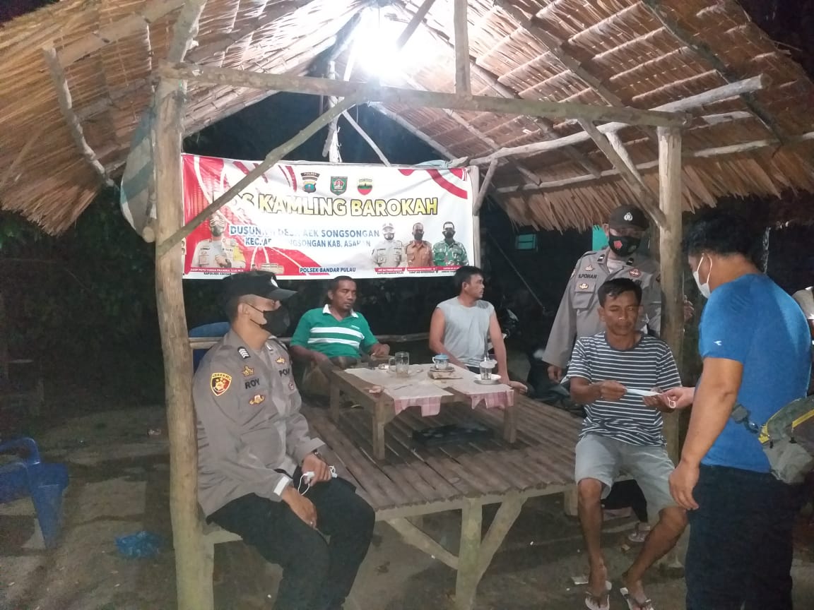 Beri Rasa Aman dan Nyaman di Malam Hari, Personel Polsek Bandar Pulau Patroli Sambang ke Pos Kamling
