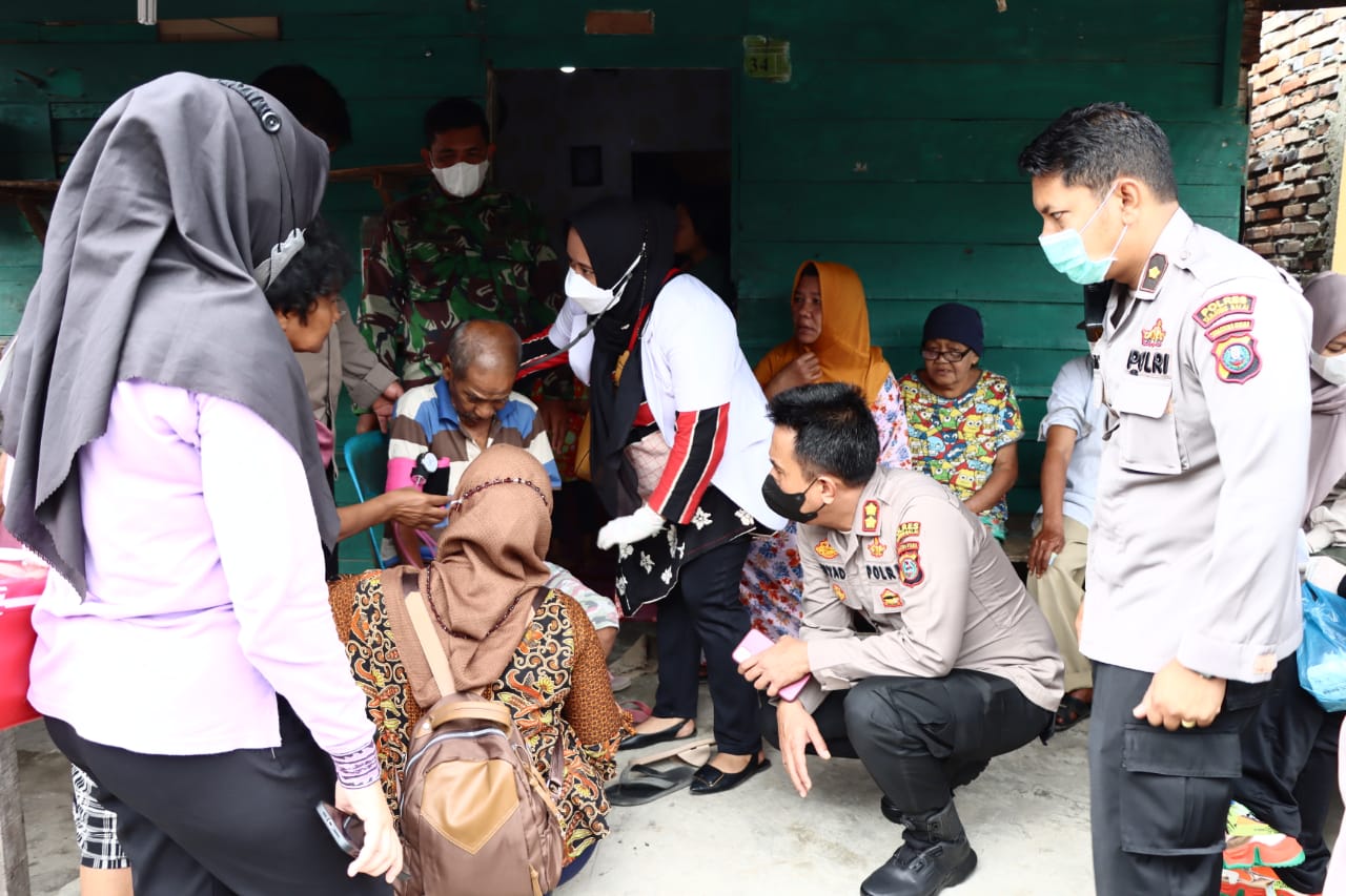 Kapolres Tanjung Balai Door to Door Monitor Vaksinasi Kepada Lansia dan Anak Usia 6 - 11 Tahun