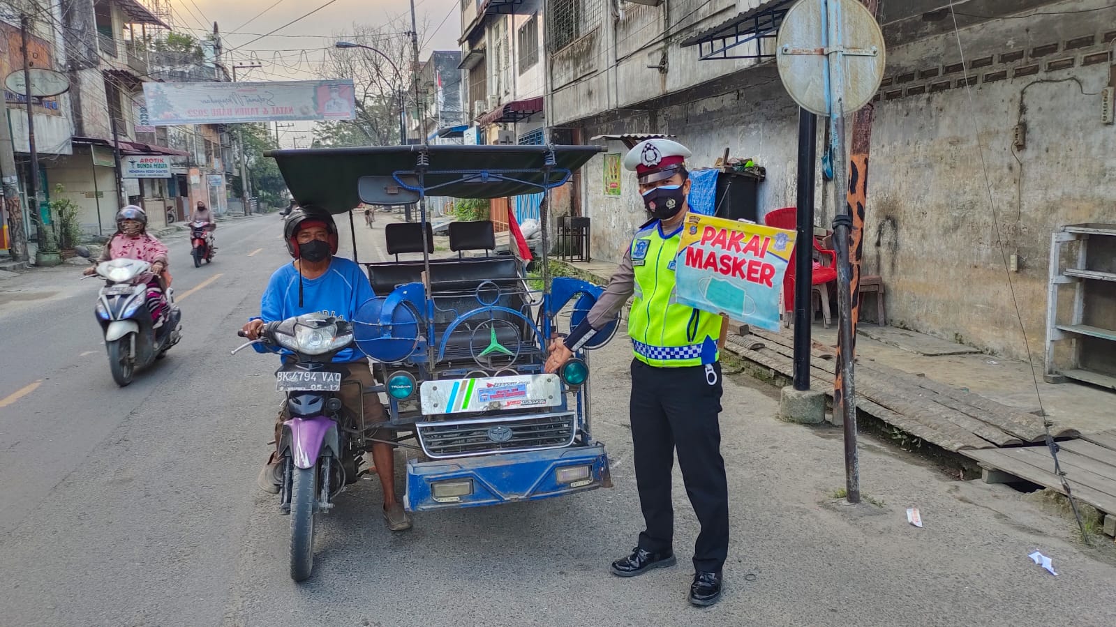 Sat Lantas Polres Tanjung Balai Tempelkan Stiker 