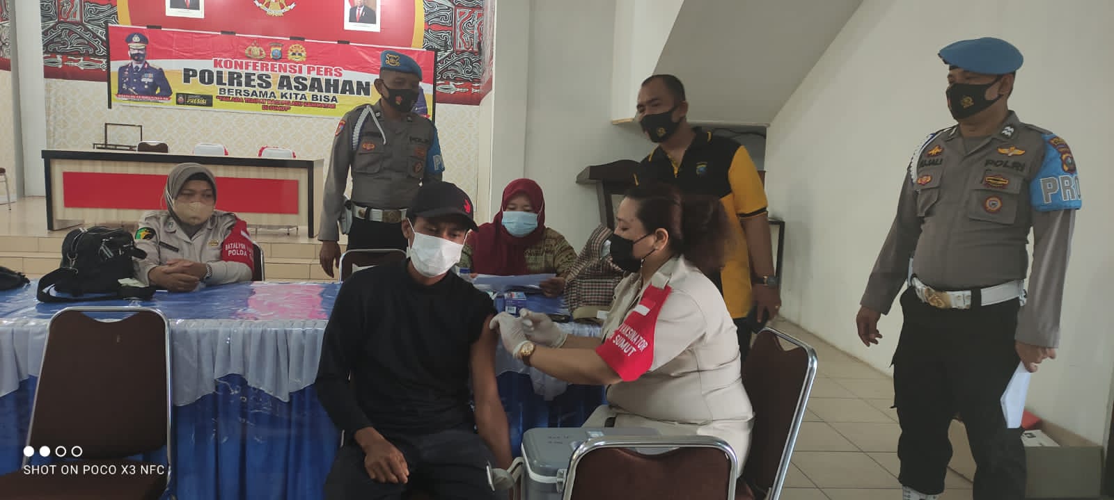 Kasi Propam Polres Asahan : 2 Orang TKI Ilegal yang Diamankan Diberikan Suntik Vaksinasi Covid-19