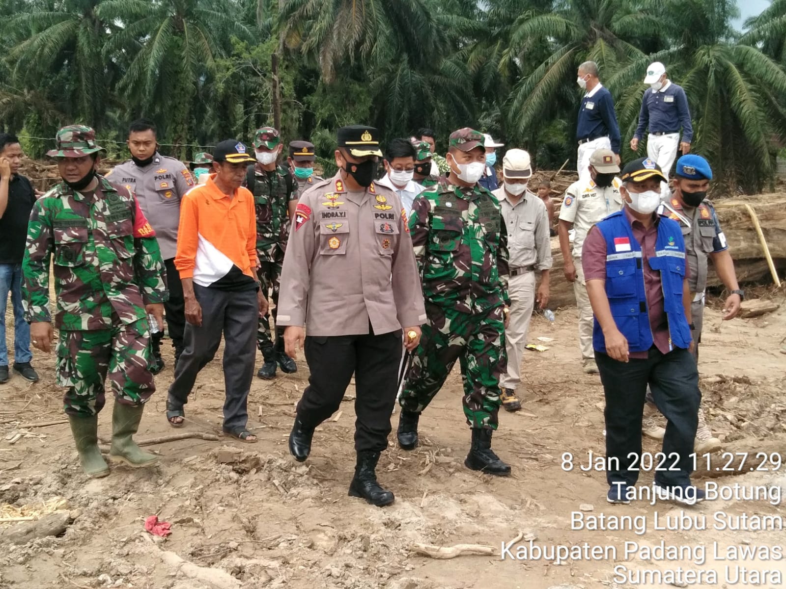 DANDIM 0212/TS TINJAU  & SALURKAN BANTUAN KORBAN BANJIR BANDANG PALAS