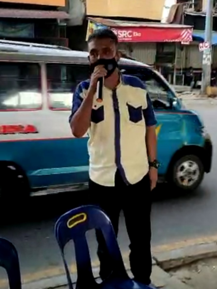 Kanitreskrim Polsek Patumbak Gunakan Mikrofon Ajak Warga Amplas Divaksin